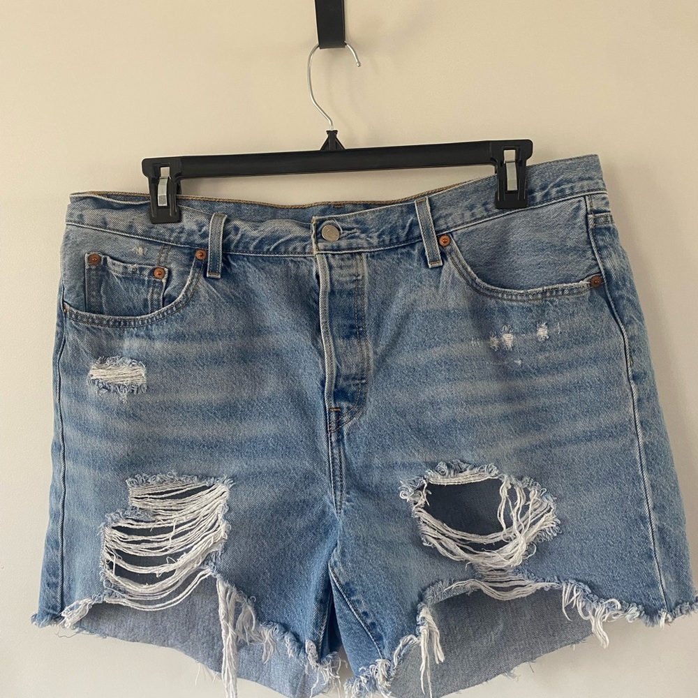 Plus size women’s Levi’s cut off jean shorts